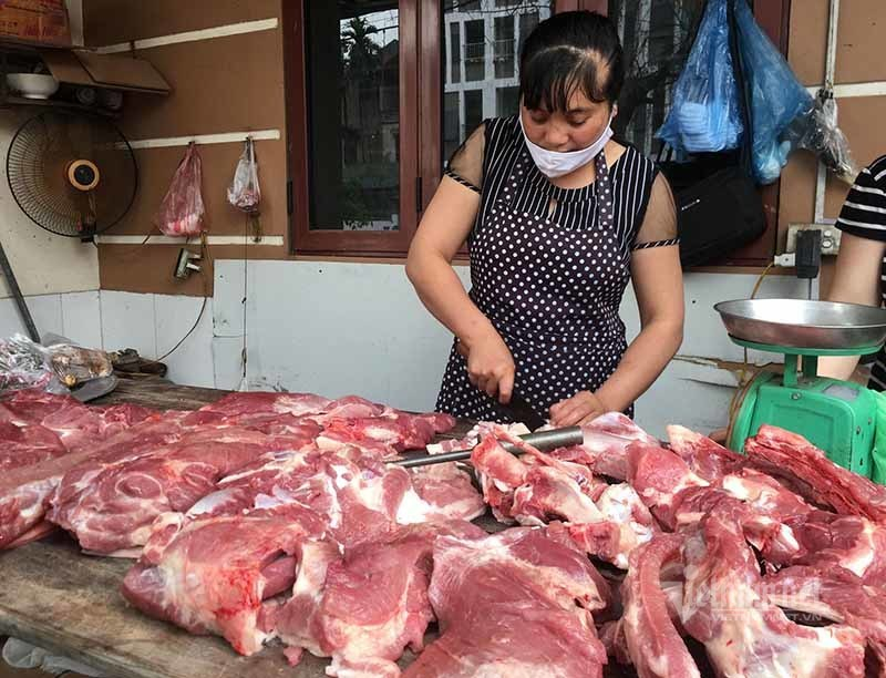 Giá thịt lợn ngoài chợ không giảm dù giá heo hơi giảm.