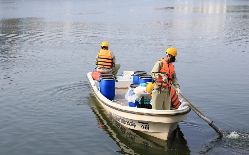 Công nhân thoát nước phun rải hóa chất ở hồ Hoàng Cầu tháng 9/2016. Ảnh: Thanh Hiếu.