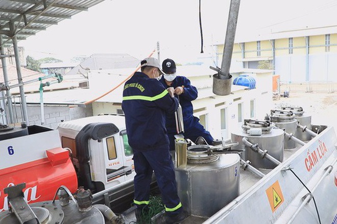 Lực lượng chức năng lấy mẫu xăng đi giám định (Ảnh: A.X).