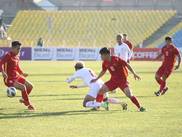 U23 Việt Nam (áo đỏ) gặp nhiều khó khăn với lối đá rắn của U23 Myanmar.