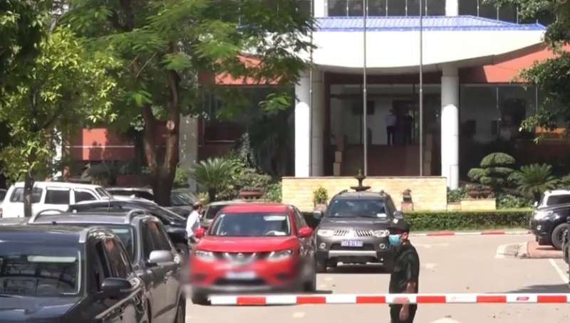 Xe ô tô của cơ quan chức năng rời trụ sở Bộ Y tế .