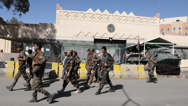 Các tay súng Houthi bên ngoài cơ sở từng là đại sứ quán Mỹ ở Sana'a, Yemen tháng 1/2021 (Ảnh: Reuters).
