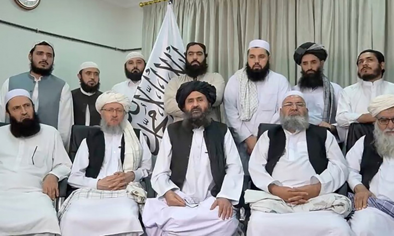 Phó thủ tướng lâm thời Afghanistan Mullah Baradar (giữa, hàng dưới) cùng các thành viên Taliban xuất hiện trong video hôm 16/8. Ảnh: Reuters.