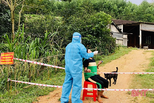 Lực lượng chức năng lấy mẫu xét nghiệm cho người dân khu vực phát hiện ca COVID-19 trong cộng đồng ở xã Hà Linh, huyện Hương Khê.