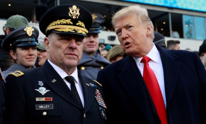 Cựu tổng thống Mỹ Donald Trump (phải) và tướng Mỹ Mark Milley trong một sự kiện ở Philadelphia, Pennsylvania, hồi tháng 12/2018. Ảnh: Reuters.