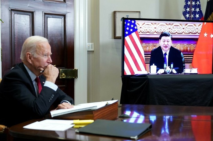 Tổng thống Mỹ Joe Biden và Chủ tịch Trung Quốc Tập Cận Bình (trên màn hình) họp thượng đỉnh trực tuyến hôm 16/11. Ảnh: AFP.