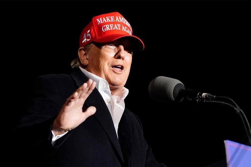Cựu Tổng thống Mỹ Donald Trump phát biểu tại cuộc mít tinh ở Florence, bang Arizona ngày 15/1. Ảnh: AP