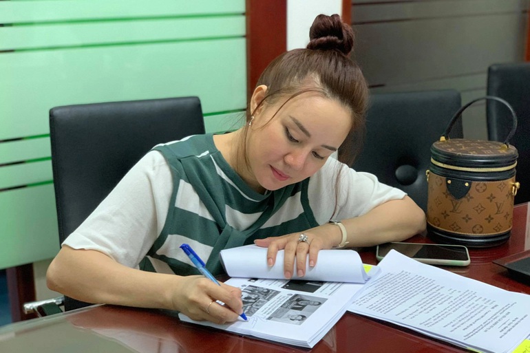 Ca sĩ Vy Oanh làm việc tại cơ quan điều tra liên quan tới 'lùm xùm' với bà Nguyễn Phương Hằng.