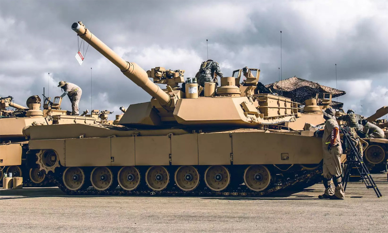 Binh sĩ Mỹ kiểm tra định kỳ tăng chủ lực M1A2 SEPv3 tại căn cứ Fort Hood, Texas, ngày 21/7. Ảnh: US Army.