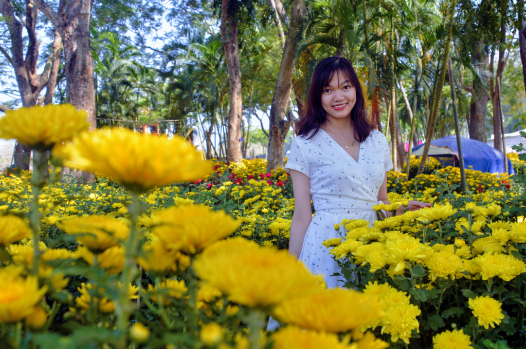Theo ghi nhận tại chợ hoa công viên Phú Xuân, càng giáp Tết, dòng người đổ dồn về nơi đây càng đông hơn.