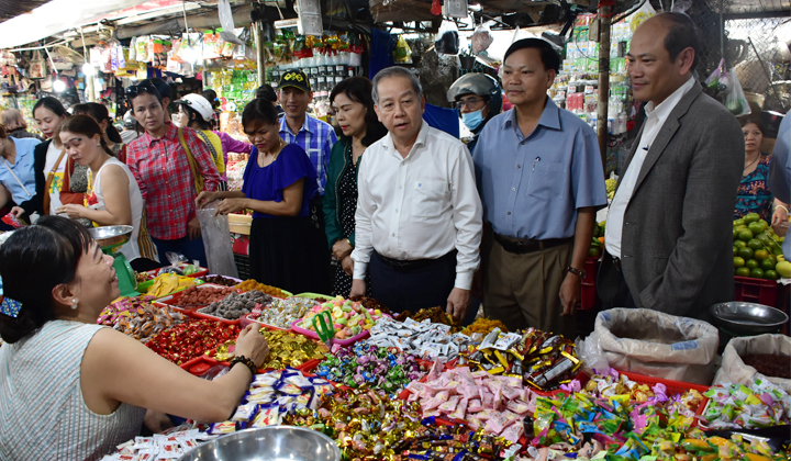 Các mặt hàng phục vụ nhu cầu mua sắm Tết tại chợ Đông Ba rất phong phú.