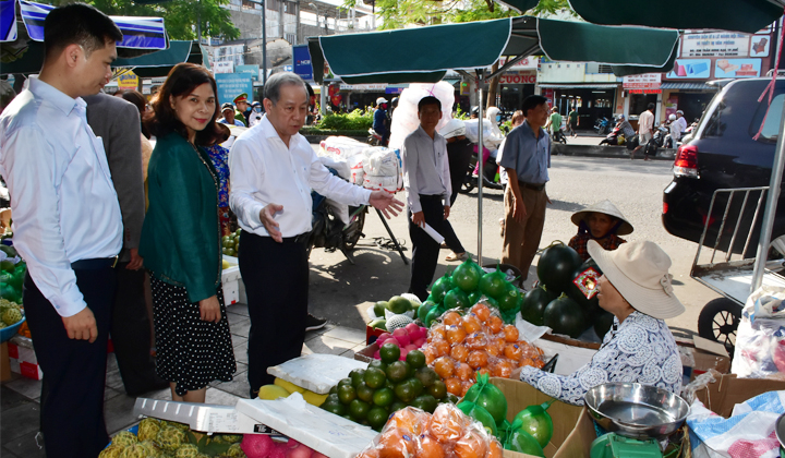 Chủ tịch UBND tỉnh đi kiểm tra, thăm hỏi, nắm bắt tình hình kinh doanh của tiểu thương tại chợ Đông Ba.