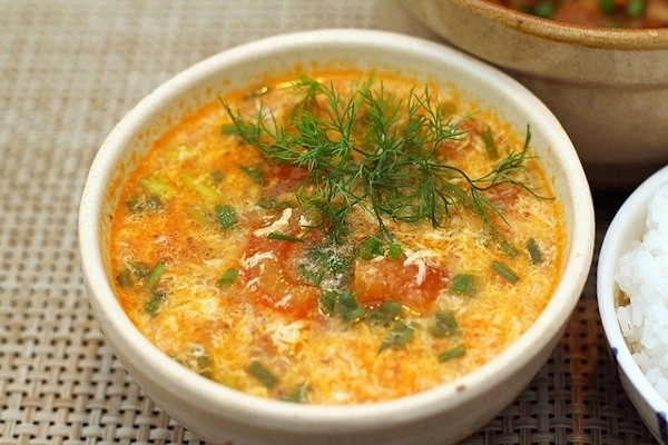 Cách nấu canh cà chua trứng ngon đơn giản