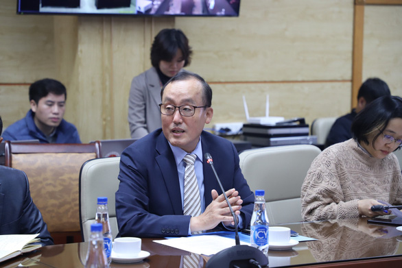Trưởng đại diện Tổ chức Y tế thế giới tại Việt Nam Kidong Park phát biểu tại một cuộc họp ở Bộ Y tế - Ảnh: QUANG HÙNG