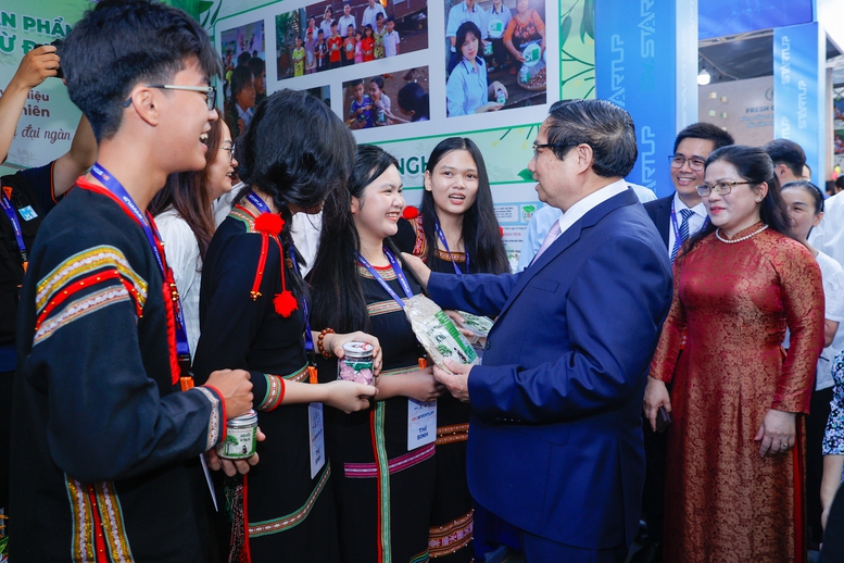 Thủ tướng: 'Thần tốc táo bạo' để đưa Việt Nam trở thành trung tâm đổi mới sáng tạo- Ảnh 12.