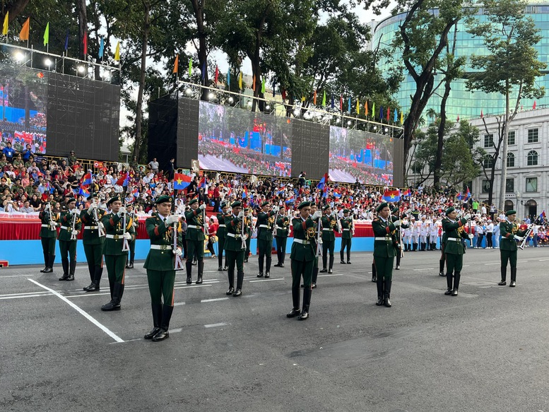 Tổng duyệt diễu binh, diễu hành kỷ niệm 50 năm Ngày Giải phóng miền Nam, thống nhất đất nước- Ảnh 2.