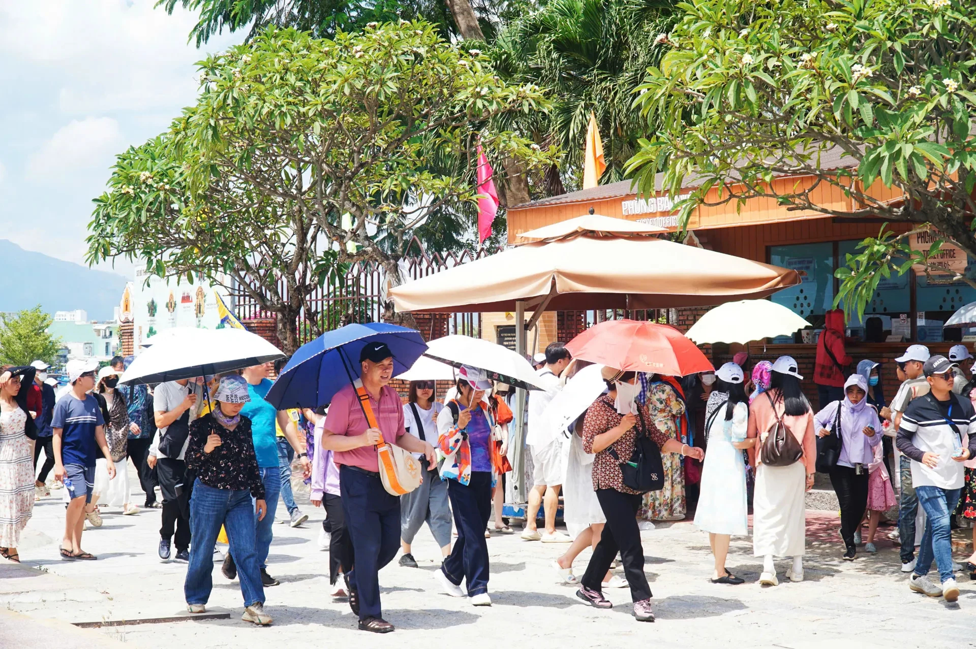 du-khach-den-nha-trang-khanh-hoa-le-30-thang-4-8-1746000398-1746355668.webp