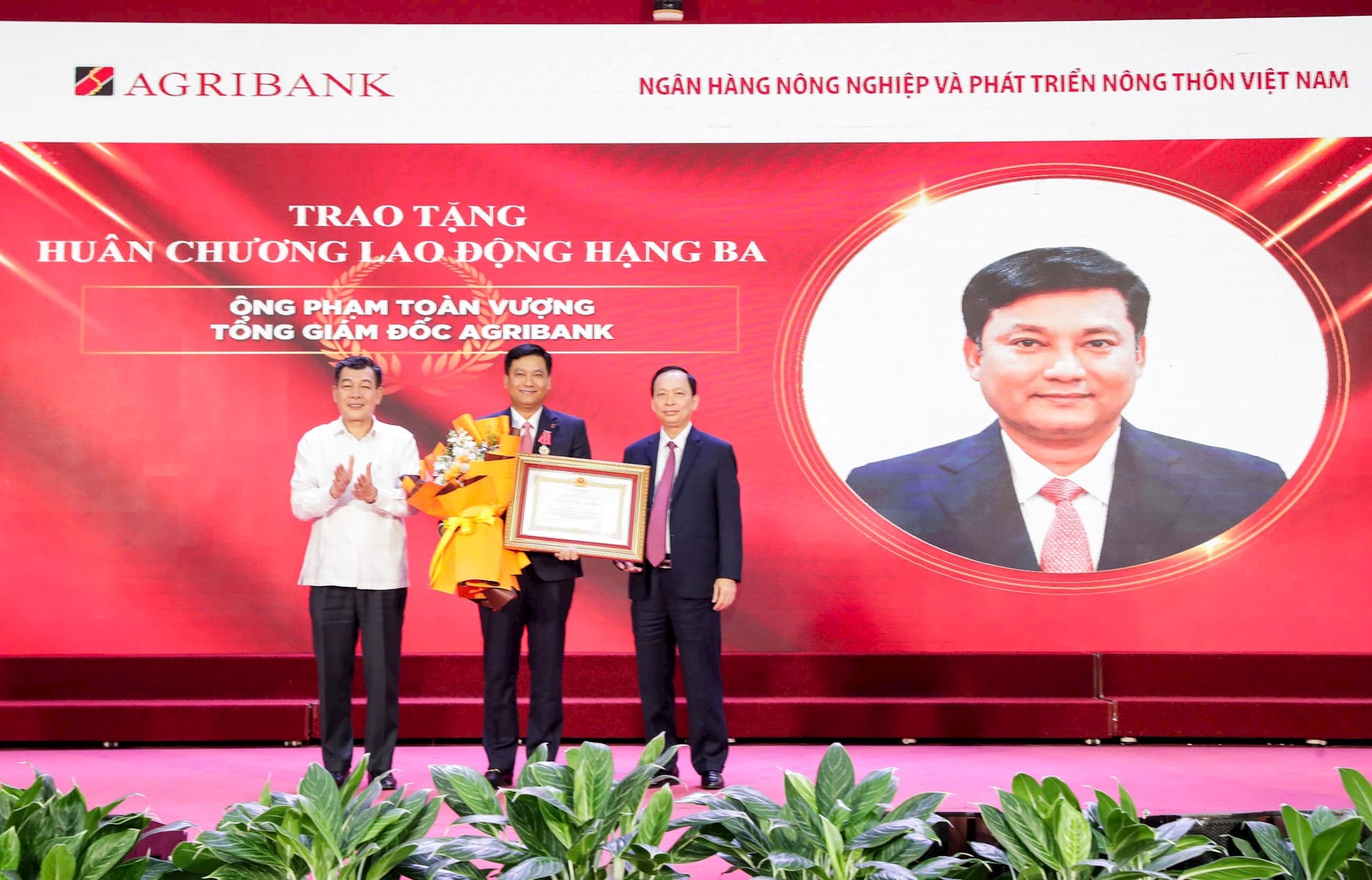 huan-chuong-lao-dong-hang-3.jpg