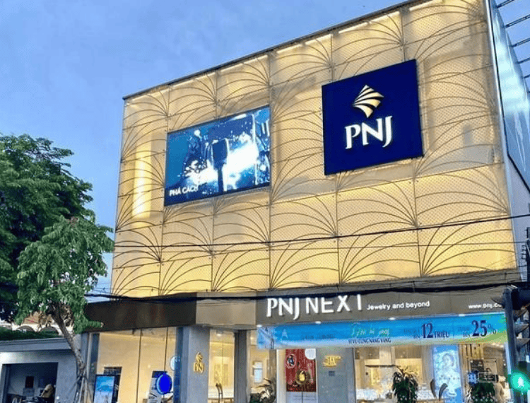 PNJ: Lợi nhuận quý I/2025 giảm 8%, dòng tiền kinh doanh đảo chiều trong bối cảnh thị trường khó khăn - 1
