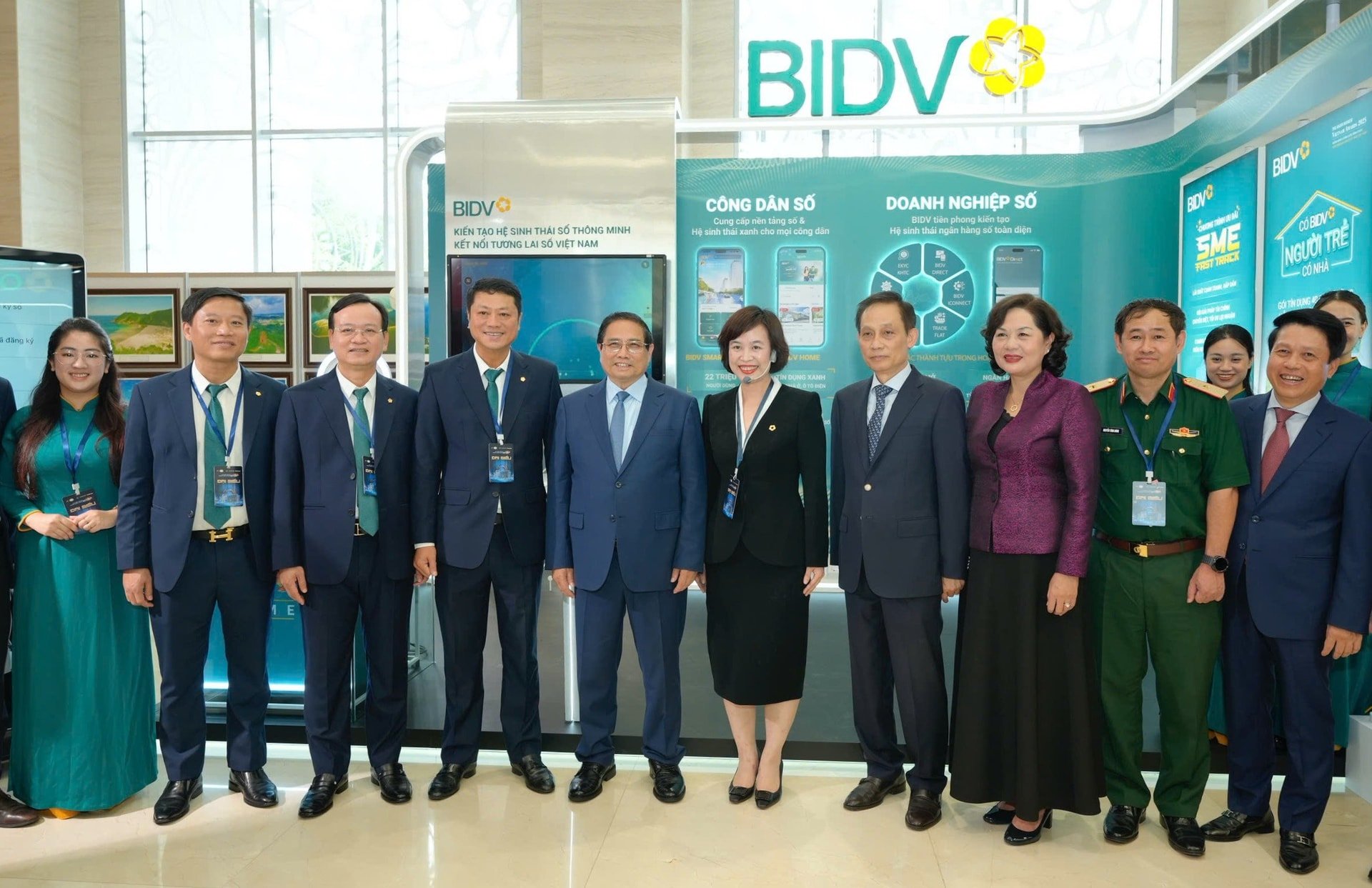 1.-thu-tuong-chinh-phu-pham-minh-chinh-chanh-van-phong-trung-uong-dang-le-hoai-trung-thong-doc-nhnn-nguyen-thi-hong-va-cac-dai-bieu-den-tham-quan-gian-trien-lam-cua-bidv.jpg