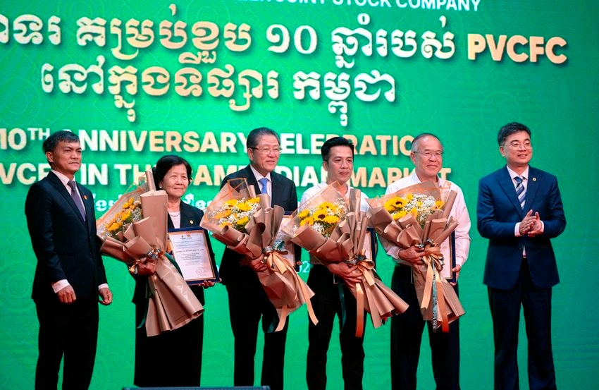 dai-dien-pvcfc-trao-qua-va-hoa-cho-cac-nha-phan-phoi-tai-campuchia.1.jpg