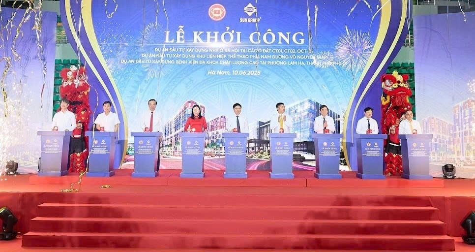 Lãnh đạo UBND tỉnh Hà Nam cùng đại diện Tập đoàn Sun Group thực hiện nghi thức khởi công cụm 3 dự án lớn tại TP. Phủ Lý vào sáng ngày 10/6/2025.
