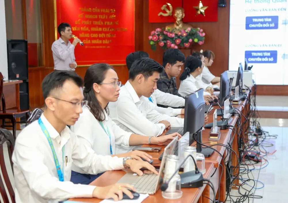 Cán bộ, công chức tham gia buổi thử nghiệm vận hành mô hình chính quyền địa phương hai cấp tại quận Tân Bình.