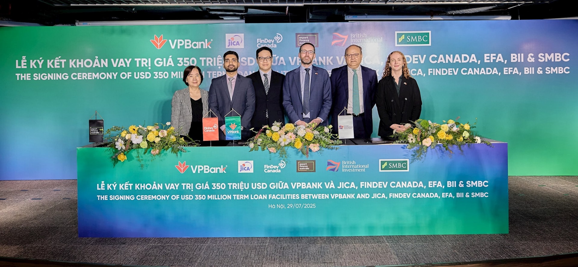 british-embassy-hanoi-and-bii-representatives-at-vp-bank-signing-ceremony.jpg
