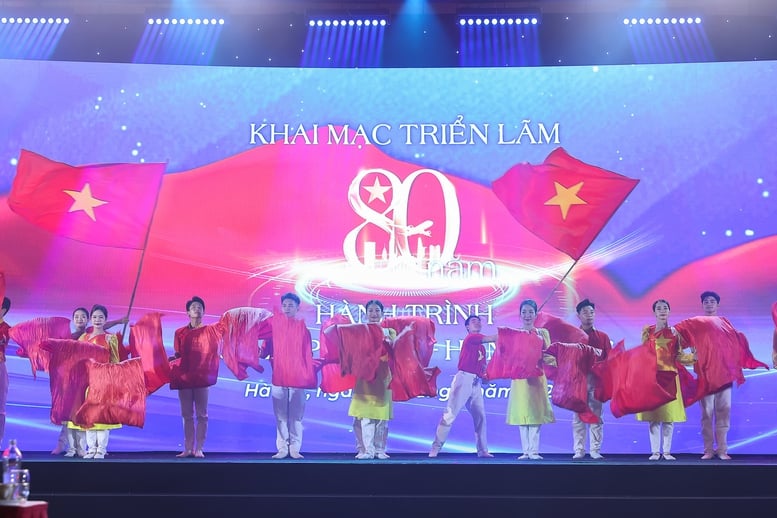 Thủ tướng: Triển lãm 80 năm tôn vinh lịch sử vẻ vang, lan tỏa lòng yêu nước, niềm tự hào, khát vọng vươn mình của dân tộc- Ảnh 4.