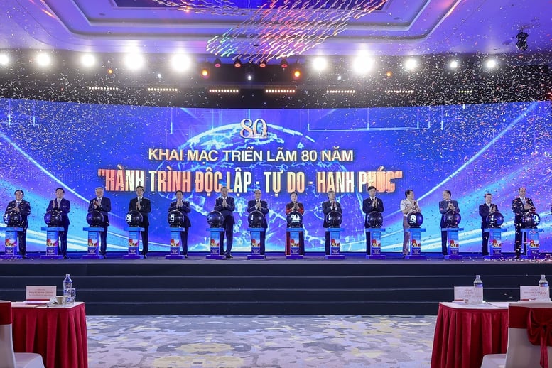 Thủ tướng: Triển lãm 80 năm tôn vinh lịch sử vẻ vang, lan tỏa lòng yêu nước, niềm tự hào, khát vọng vươn mình của dân tộc- Ảnh 2.