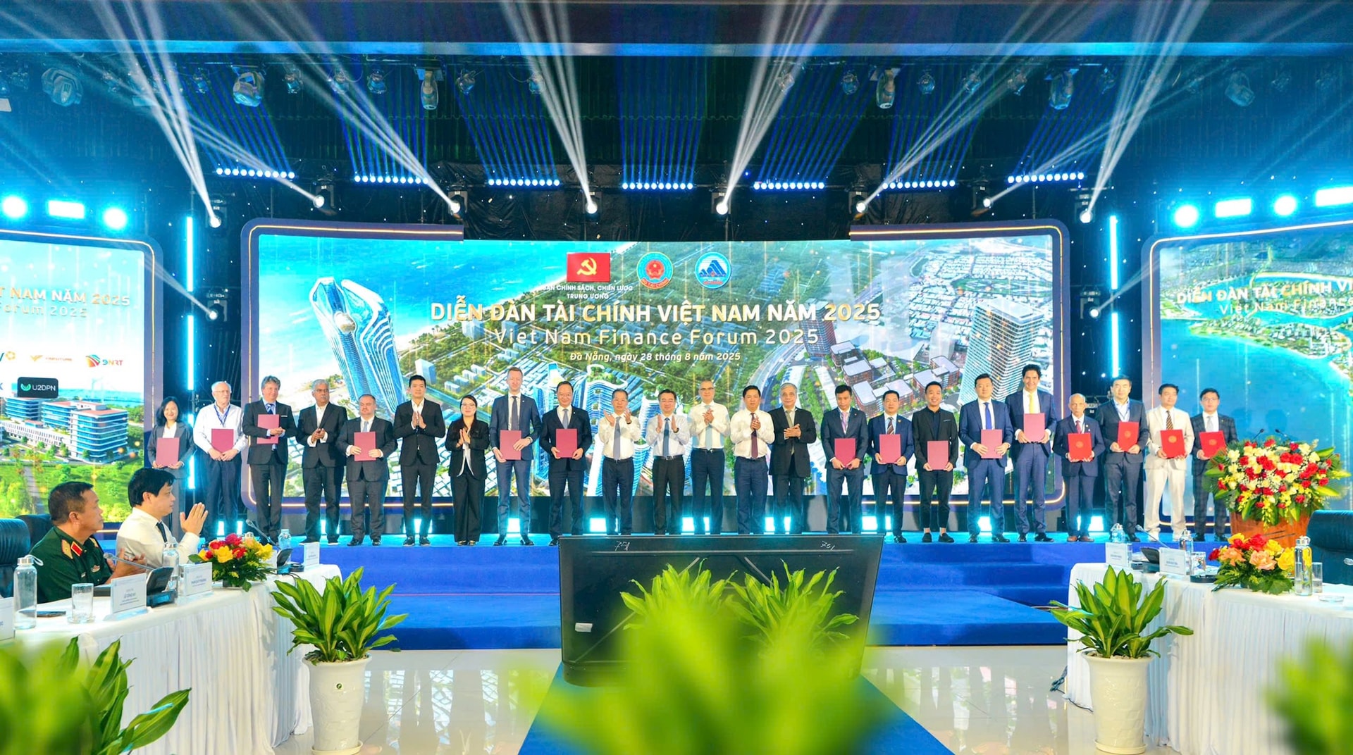 2025082_vietcombank-va-ubnd-tp-da-nang-hop-tac-phat-trien-dich-vu-tai-trung-tam-tai-chinh-quoc-te-viet-nam_anh-3.jpg