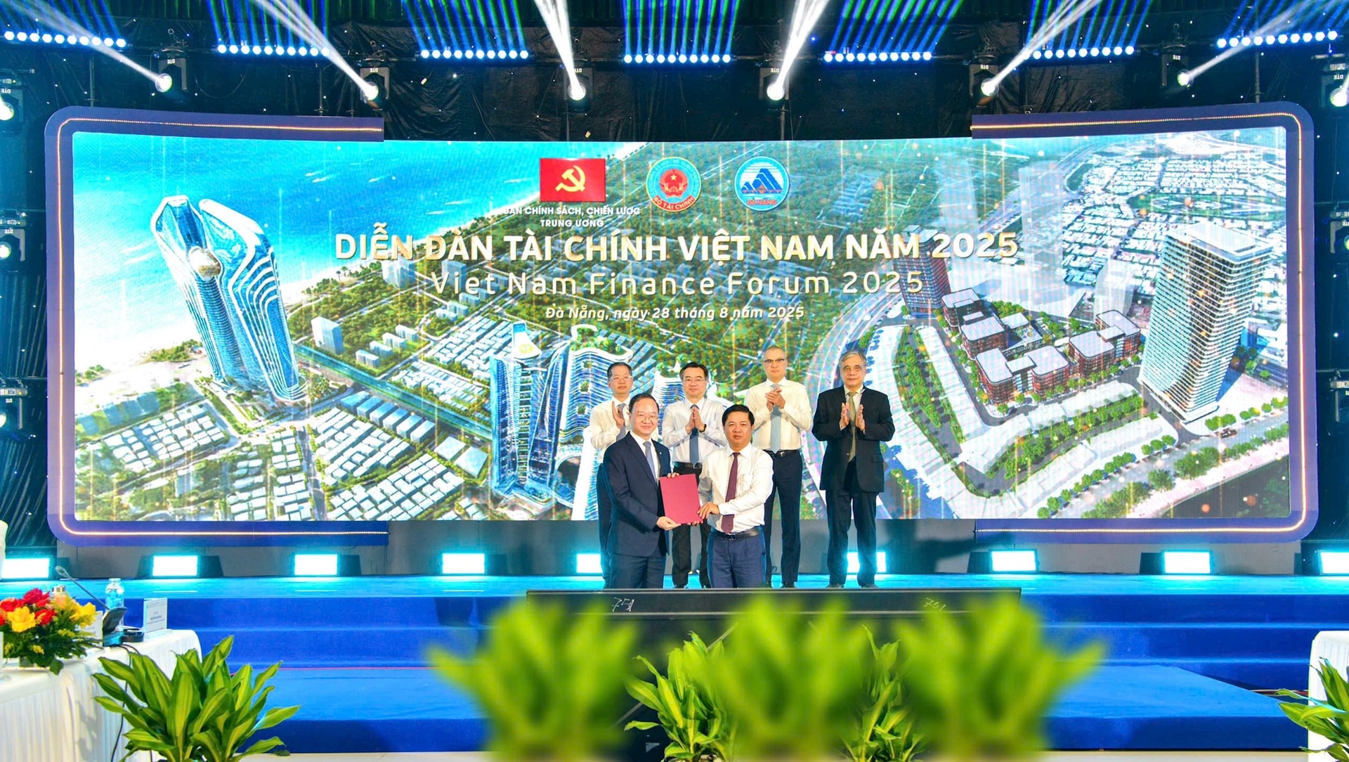 2025082_vietcombank-va-ubnd-tp-da-nang-hop-tac-phat-trien-dich-vu-tai-trung-tam-tai-chinh-quoc-te-viet-nam_anh-1.jpg