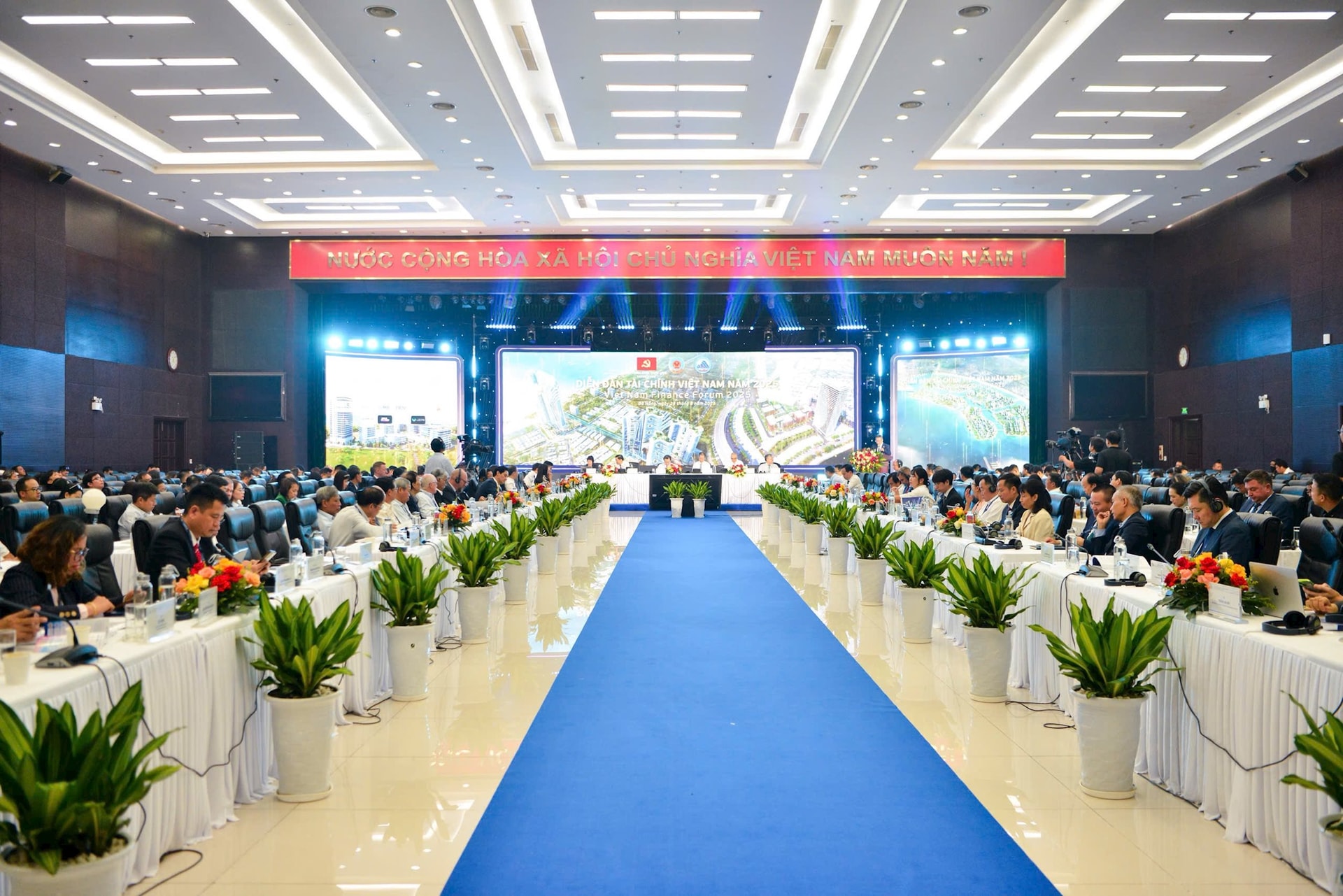 2025082_vietcombank-va-ubnd-tp-da-nang-hop-tac-phat-trien-dich-vu-tai-trung-tam-tai-chinh-quoc-te-viet-nam_anh-5.jpg