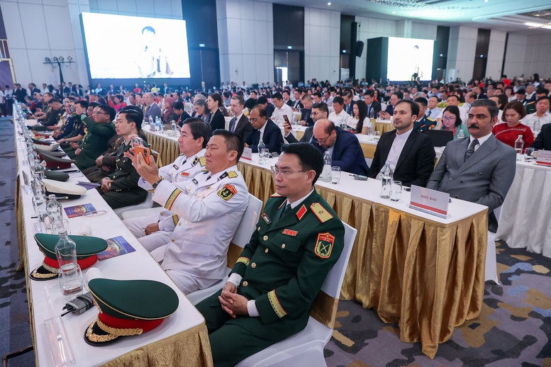 Thủ tướng: Triển lãm 80 năm tôn vinh lịch sử vẻ vang, lan tỏa lòng yêu nước, niềm tự hào, khát vọng vươn mình của dân tộc- Ảnh 7.