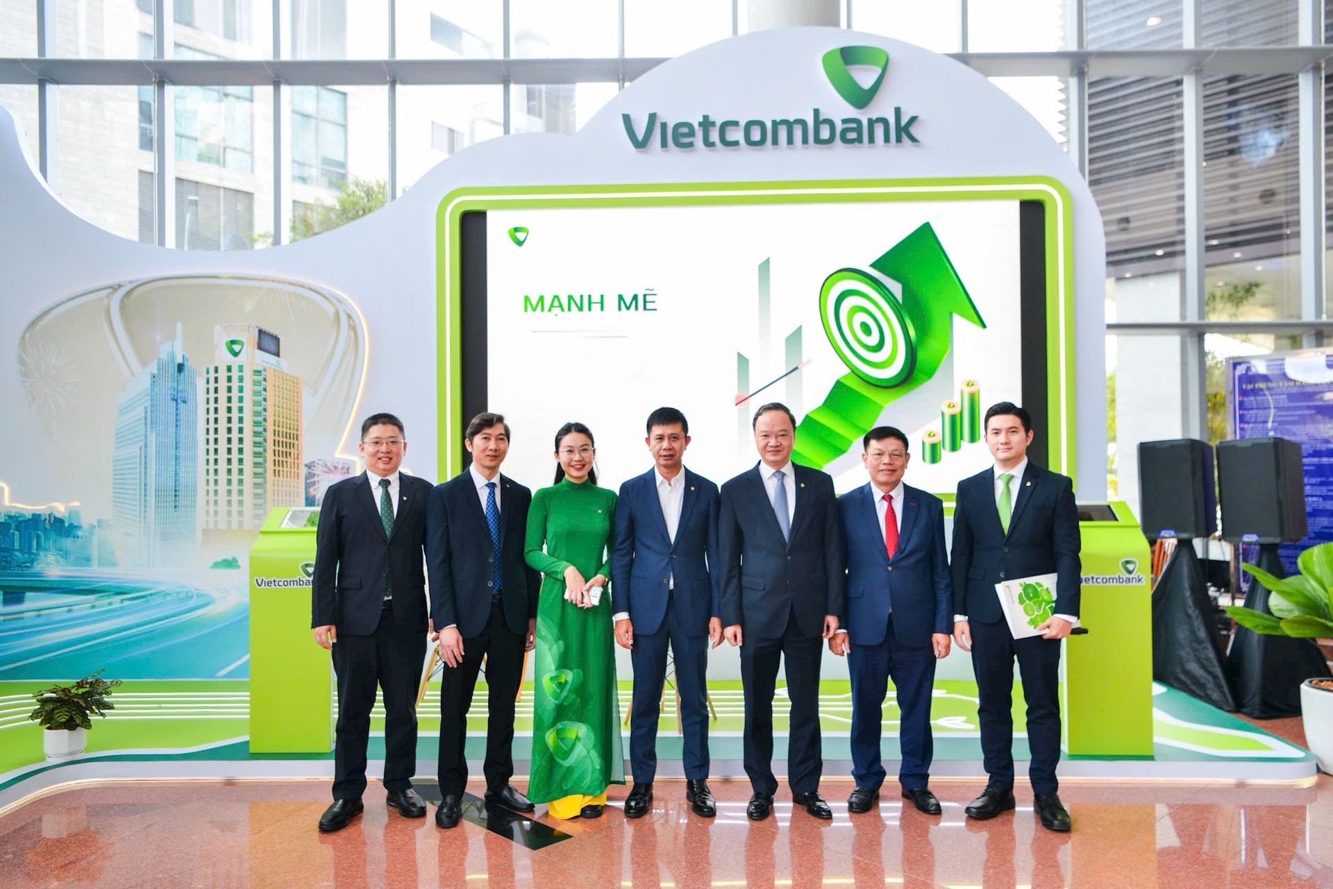 2025082_vietcombank-va-ubnd-tp-da-nang-hop-tac-phat-trien-dich-vu-tai-trung-tam-tai-chinh-quoc-te-viet-nam_anh-6.jpg