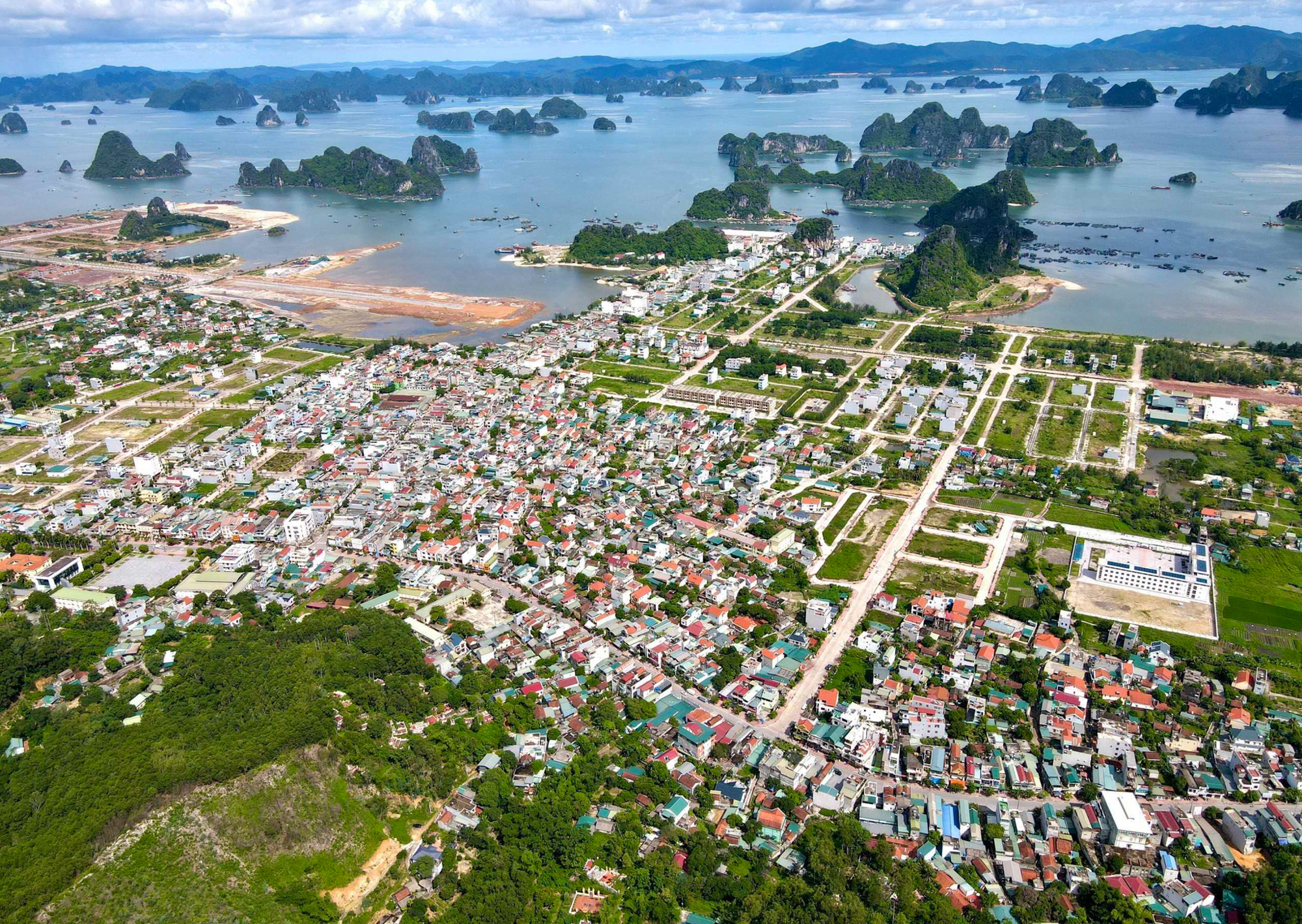 Toàn cảnh khu vực ven biển dài 13 km là tâm điểm phát triển bất động sản của huyện có cả sân bay, cảng biển, đường cao tốc- Ảnh 1.