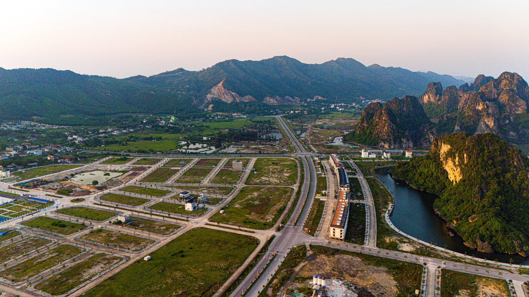 Toàn cảnh khu vực ven biển dài 13 km là tâm điểm phát triển bất động sản của huyện có cả sân bay, cảng biển, đường cao tốc- Ảnh 11.