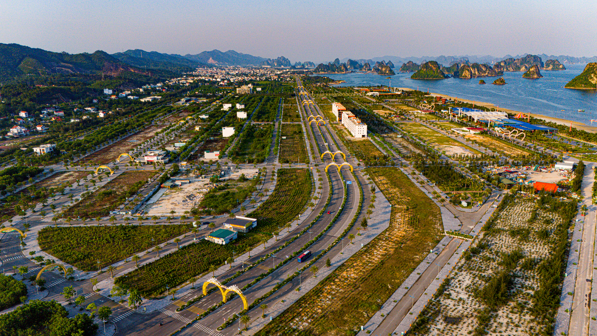 Toàn cảnh khu vực ven biển dài 13 km là tâm điểm phát triển bất động sản của huyện có cả sân bay, cảng biển, đường cao tốc- Ảnh 6.