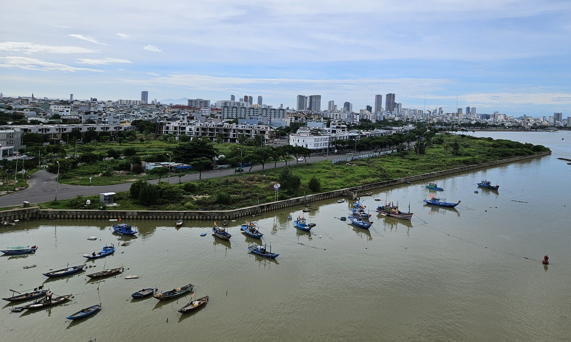 Marina Complex nằm dưới ch&acirc;n cầu Thuận Phước thuộc phường Nại Hi&ecirc;n Đ&ocirc;ng, quận Sơn Tr&agrave;, TP. Đ&agrave; Nẵng do C&ocirc;ng ty cổ phần Bến du thuyền Đ&agrave; Nẵng l&agrave;m chủ đầu tư.