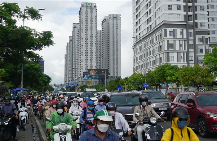 Kẹt xe trên đường Nguyễn Hữu Thọ