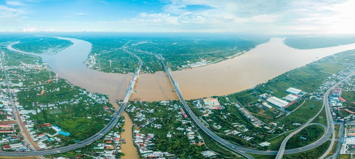 Hai cây cầu quan trọng Mỹ Thuận 1 và Mỹ Thuận 2 nối đôi bờ sông Tiền