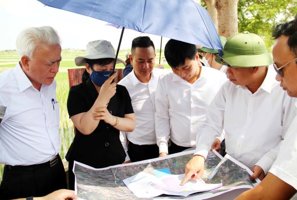 Các đồng chi Ủy viên Ban Thường vụ Thành ủy kiểm tra tiến độ xây dựng KCN Tiên Thanh chỉ đạo sớm thực hiện dự án tái định cư.
