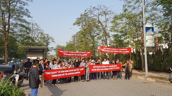 Cư dân Gamuda Garden căng băng rôn đòi đảm bảo ‘an toàn tính mạng’ ảnh 1