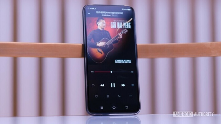Apex 2019 vẫn sử dụng công nghệ SoundCasting, màn hình trên máy cũng đóng vai trò là loa phát âm thanh