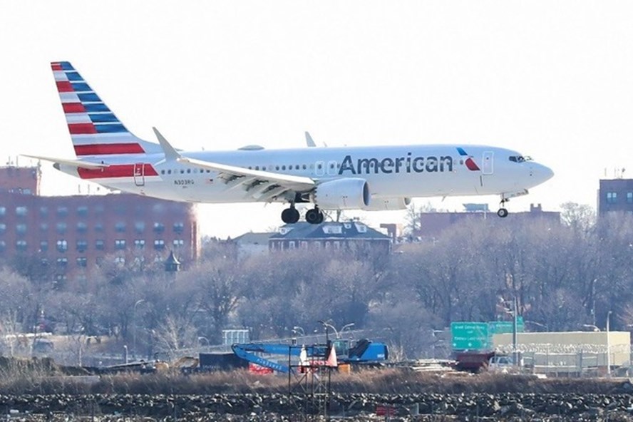 American Airlines Boeing 737 MAX 8 của American Airlines hạ cánh xuống sân bay La Guardia, New York. Ảnh: Reuters  