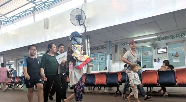 Thời tiết nắng nóng, nhiều trẻ nhập viện tại Bệnh viện Nhi đồng 1 TP.HCM. Ảnh: Hiếu Nguyễn
