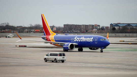 Một chiếc Boeing 737 Max 8 của hãng Southwest Airlines (Mỹ) đậu tại sân bay quốc tế Midway ở TP Chicago - Mỹ hôm 13-3 Ảnh: REUTERS