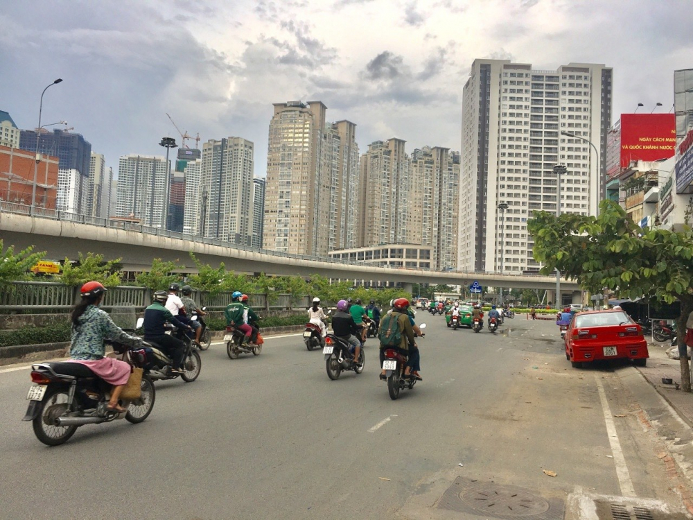 Đường Nguyễn Hữu Cảnh thường xuyên bị ngập, hạ tầng quá tải. Dọc tuyến có tới 20.000 căn hộ. Ảnh Đỗ Loan  