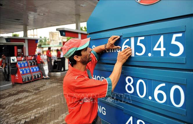 Điều chỉnh giá xăng dầu tại Karachi, Pakistan. Ảnh: AFP/TTXVN
