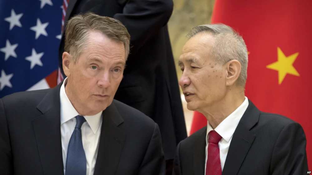 Đại diện Thương mại Mỹ Robert Lighthizer (trái) và Phó Thủ tướng Trung Quốc Lưu Hạc trao đổi bên lề cuộc đàm phán thương mại Mỹ-Trung ở Bắc Kinh hồi tháng 2-2019. Ảnh: Reuters